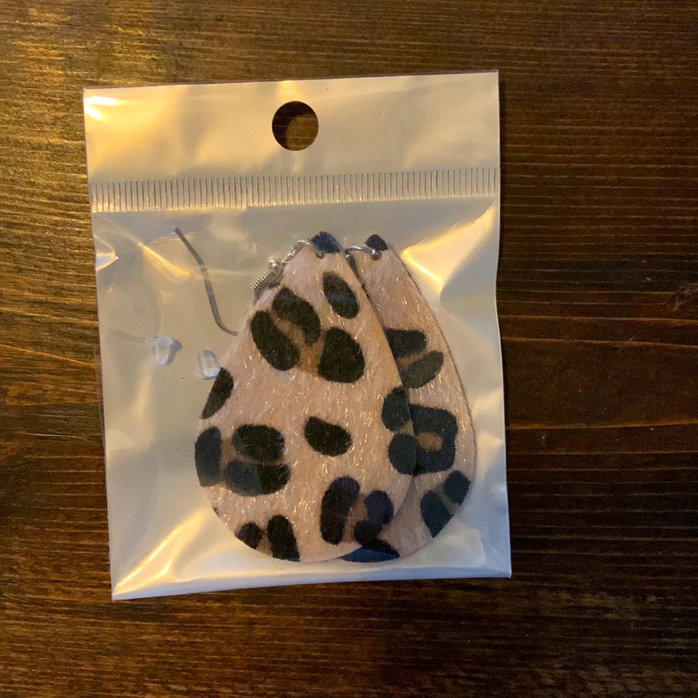 Cute teardrop cheetah earrings.